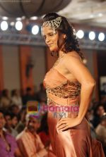 Nisha Harale walks the ramp for Sonia Mehra Show at Indian Princess in J W Marriott on 25th Sept 2010 (14).JPG